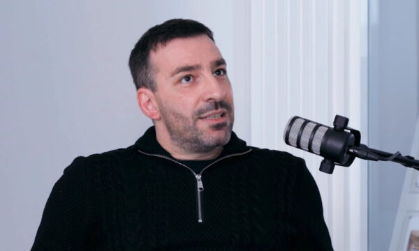 Γιώργος Χατζηπαύλου: «Κανείς δεν με είχε προετοιμάσει για τη γονεϊκότητα – Ξυπνούσα το μωρό για να δω αν αναπνέει»