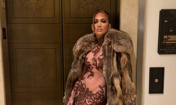 Το πρόσφατο beauty look της Jennifer Lopez αποτελεί φόρο τιμής στο Bridgerton