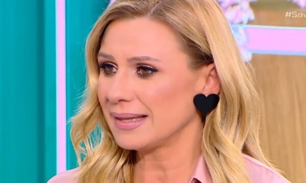 Κατερίνα Καραβάτου: «Αν και το επιθυμούσα, ανέβαλα την προσωπική μου ζωή – Αναρωτιέμαι αν βλάπτω τα παιδιά μου;»