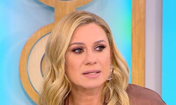 Συγκλονισμένη η Κατερίνα Καραβάτου: «Νιώθω πως σήμερα η εκπομπή μας δεν θα είναι ακριβώς αυτό που θα κάνουμε»