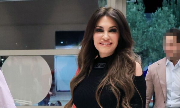Κίμπερλι Γκιλφόιλ: Με Total black look στο στάδιο
