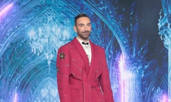 Νίκος Κοκλώνης: Με στολισμένο σακάκι Valentino στην έναρξη του J2US
