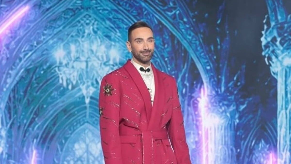 Νίκος Κοκλώνης: Με στολισμένο σακάκι Valentino στην έναρξη του J2US