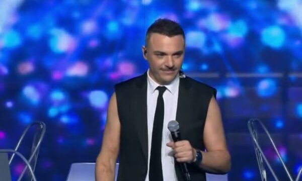 Κώστας Δόξας: Αποχώρηση από το J2US λόγω καταδίκης για ενδοοικογενειακή βία – Η επίσημη δήλωση του OPEN