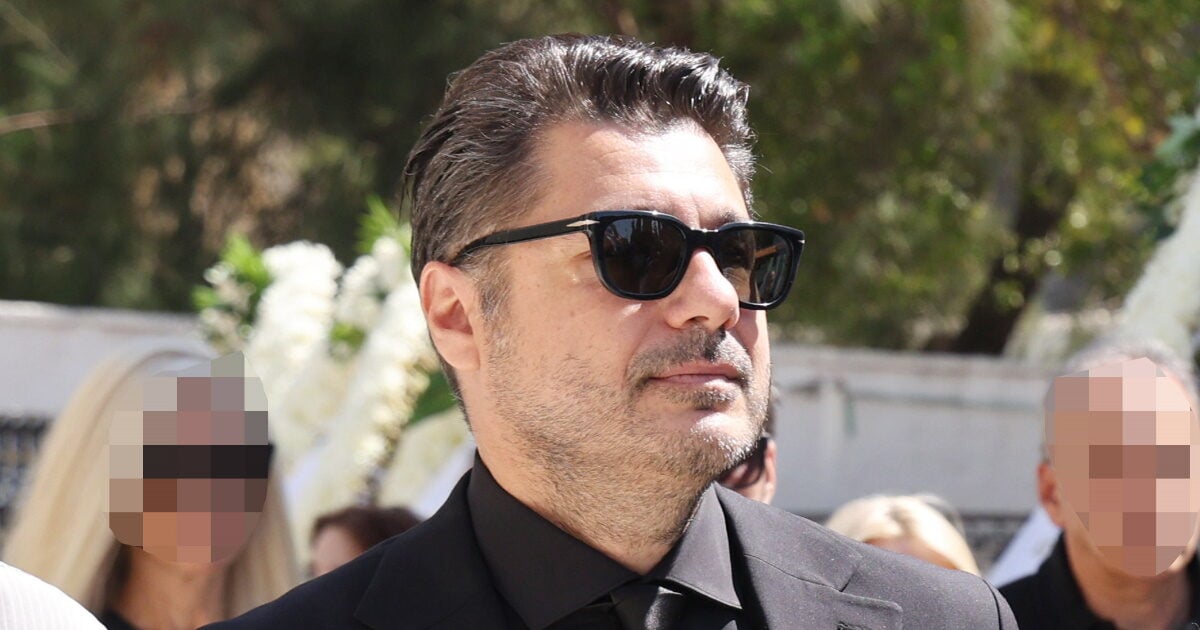 Λάμπρος Κωνσταντάρας: Στην αγκαλιά της μητέρας του στον τάφο του πατέρα του, έξι μήνες μετά την απώλεια