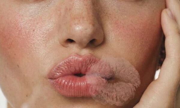 Lip Stain: Το “Μαγικό Ραβδί” του νεσεσέρ μας για το 2026