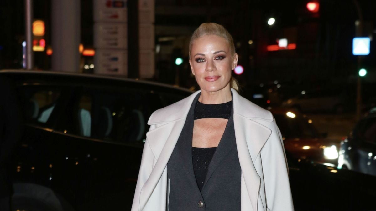 Ζέτα Μακρυπούλια: Mε εντυπωσιακό κοστούμι και μοντέρνο παλτό σε νυχτερινή έξοδο