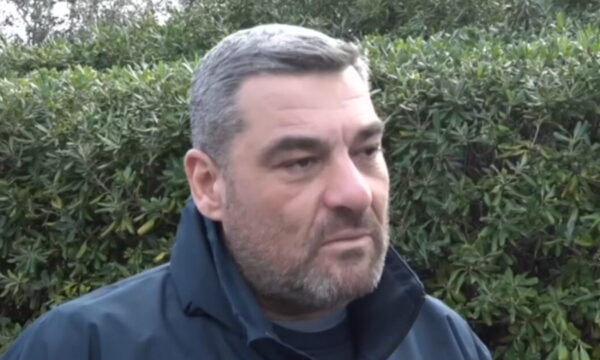 Μάνος Νιφλής: «Είναι η πρώτη φορά που νιώθω γαλήνη – Με τον Γιάννη Κολοκυθά ήταν πεπρωμένο να είμαστε μαζί»