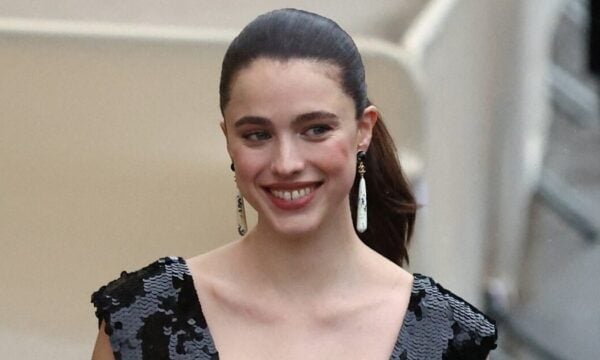 Margaret Qualley: Πιο εντυπωσιακή από ποτέ στην πρόσφατη φωτογράφιση θυμίζει top model των 90’s