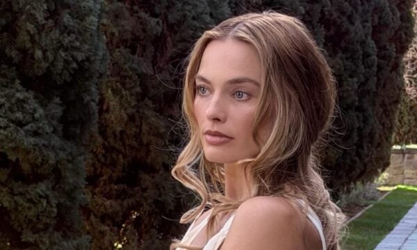 Η Margot Robbie εξακολουθεί να μας εντυπωσιάζει με τα χτενίσματά της και το πιο πρόσφατο είναι ένα υπέροχο goth-romantic σινιόν