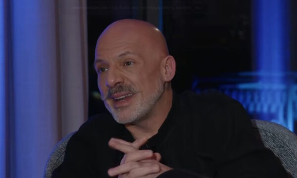 Νίκος Μουτσινάς: Η εξομολόγηση για τη θρόμβωση, γιατί έβαψε το σπίτι του μαύρο και η τηλεόραση