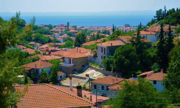 Μόλις 1 ώρα και 28 λεπτά από Θεσσαλονίκη: Στα γοητευτικά και ήσυχα σοκάκια ενός παραδοσιακού χωριού της Χαλκιδικής