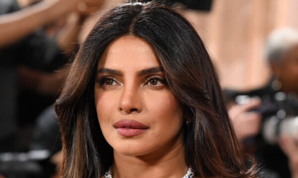 Η Priyanka Chopra με κόκκινες ανταύγειες που θυμίζουν τα 90’s