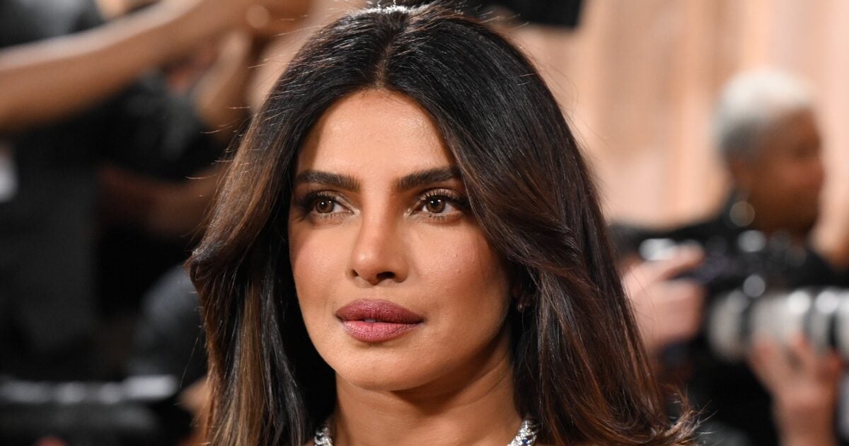 Η Priyanka Chopra με κόκκινες ανταύγειες που θυμίζουν τα 90’s