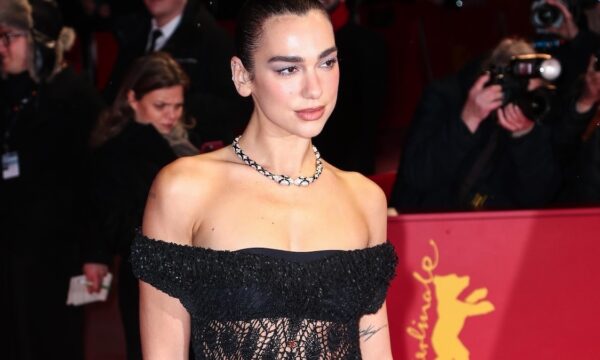 Η Dua Lipa με εντυπωσιακή εμφάνιση στη Berlinale 2026