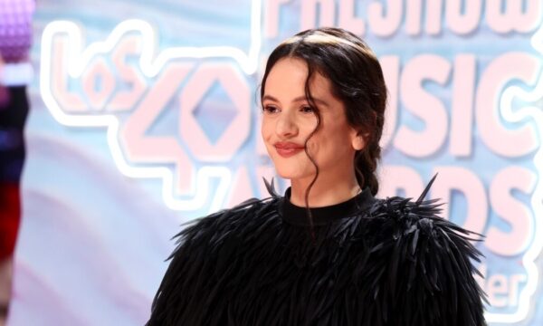 Rosalia: Το καλοκαιρινό beauty look στην πρόσφατη φωτογράφισή της μας εμπνέει διάθεση διακοπών