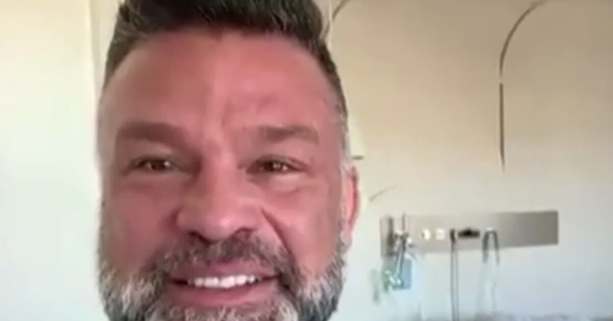 Ο Κώστας Σόμμερ από το νοσοκομείο: «Η πνευμονία απαιτεί προσοχή, είχα συμπτώματα που αγνοούσα εδώ και μια εβδομάδα»