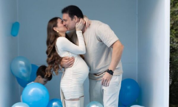 Ιωάννα Σιαμπάνη: Οι φρέσκες εικόνες από το gender reveal και το φιλί στον Τζίμη Σταθοκωστόπουλο