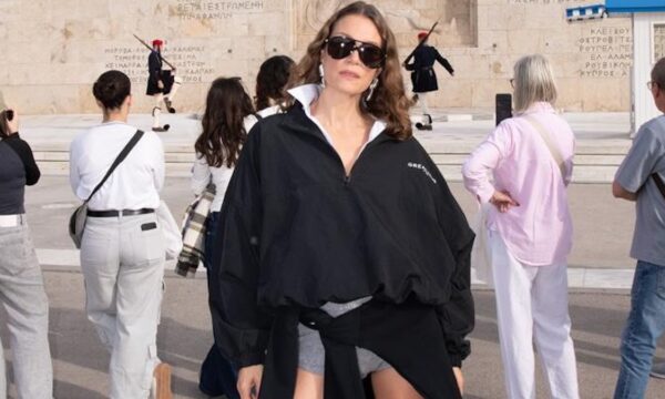 Πώς η Louis Vuitton Side Trunk συμπληρώνει ιδανικά το στυλ της Βίκυς Καγιά