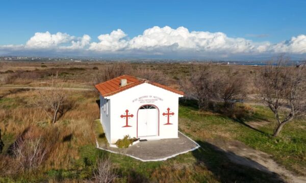 Μερικά χιλιόμετρα έξω από τη Θεσσαλονίκη, ένα εκκλησάκι στον «παράδεισο»