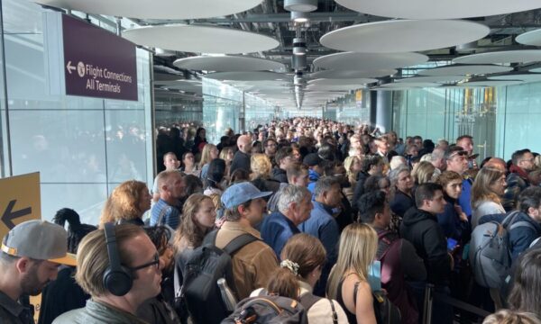 Ταξίδια: Ανησυχίες για σοβαρό πλήγμα στη θερινή περίοδο λόγω βιομετρικών ελέγχων στα σύνορα
