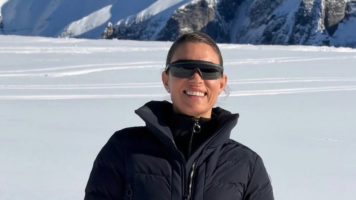 Βίκυ Καγιά: Μαύρη κομψότητα σε λευκά τοπία