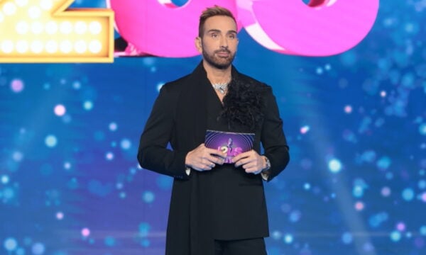 Νίκος Κοκλώνης: η αναβίωση της βραδινής κομψότητας με το στυλ Saint Laurent dandy