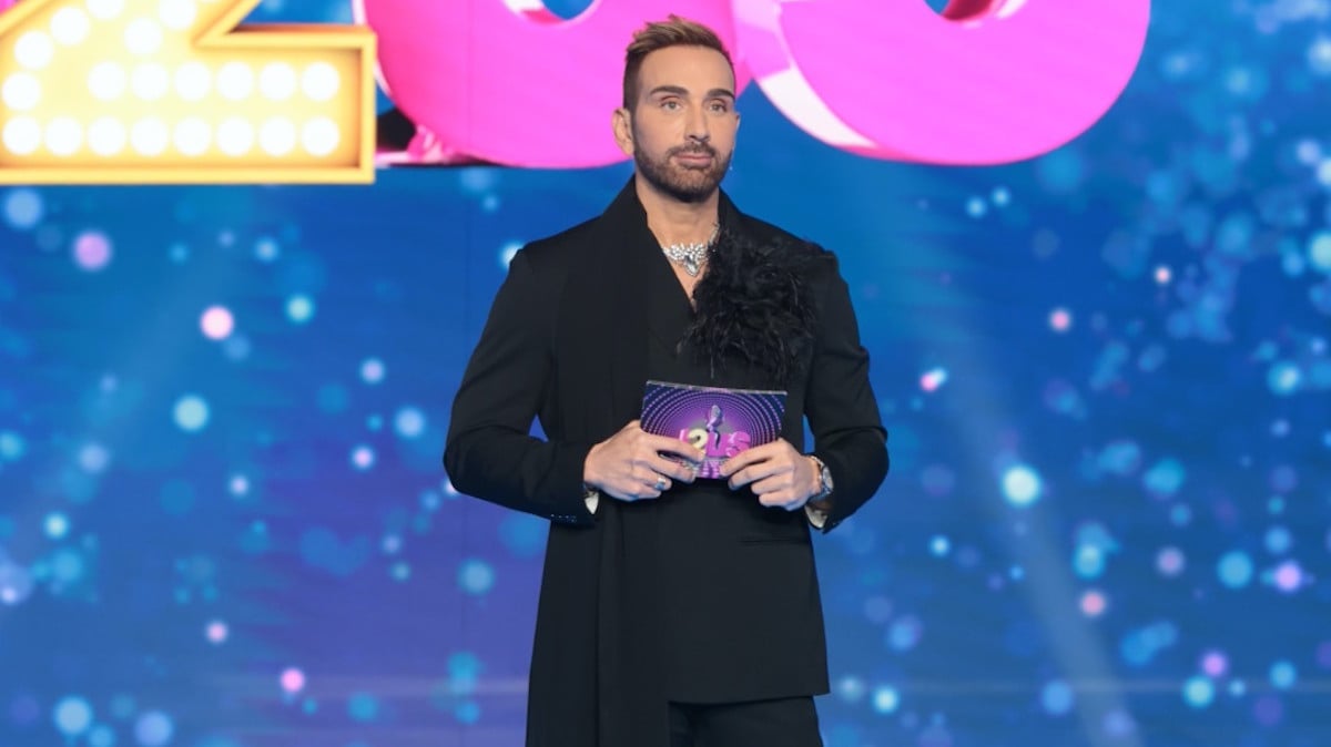 Νίκος Κοκλώνης: η αναβίωση της βραδινής κομψότητας με το στυλ Saint Laurent dandy