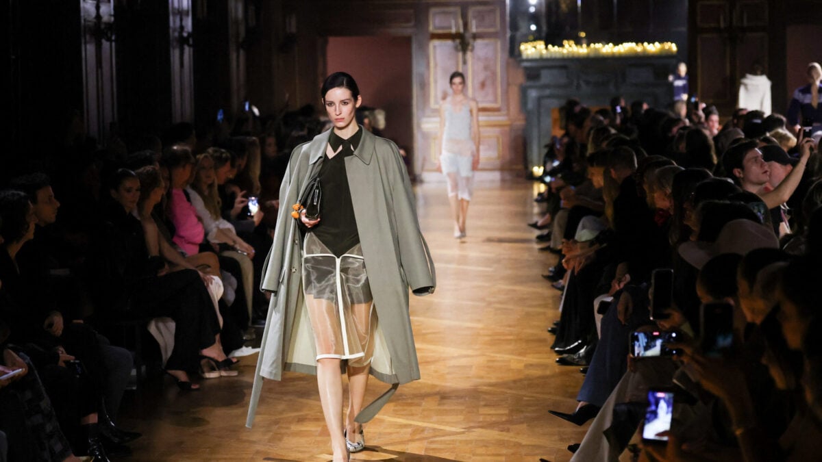 Victoria Beckham: Αποκάλυψε τη FW26 κολεξιόν της στο Παρίσι – Ποιοι συγγενείς της ήταν στην πρώτη σειρά