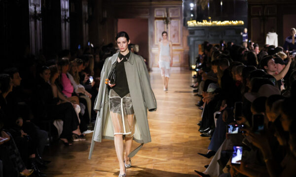 Victoria Beckham: Αποκάλυψε τη FW26 κολεξιόν της στο Παρίσι – Ποιοι συγγενείς της ήταν στην πρώτη σειρά