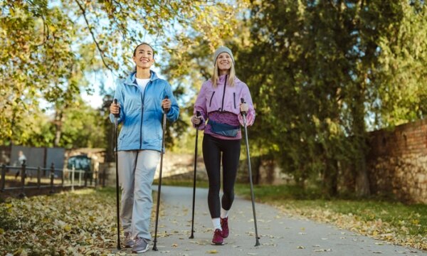 Nordic walking: Η προπόνηση που γυμνάζει 90% των μυών χωρίς να επιβαρύνει τις αρθρώσεις