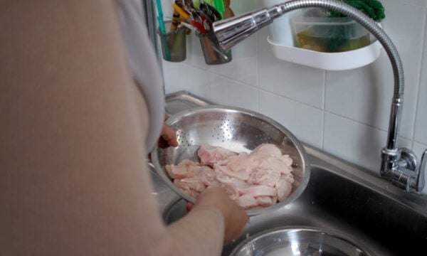 Οδηγός για σωστό ξεπάγωμα κοτόπουλου