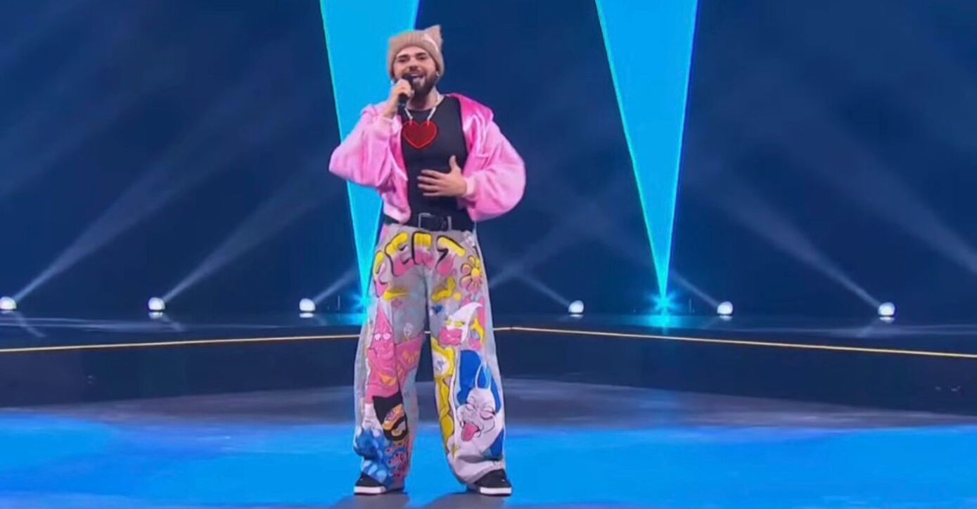 Ο Akylas μάγεψε το σερβικό κοινό τραγουδώντας το «Ferto» στον μεγάλο εθνικό τελικό