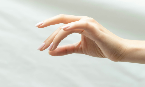 Milky nails: Η ανοιξιάτικη μόδα στα νύχια που αγαπούν οι celebrities