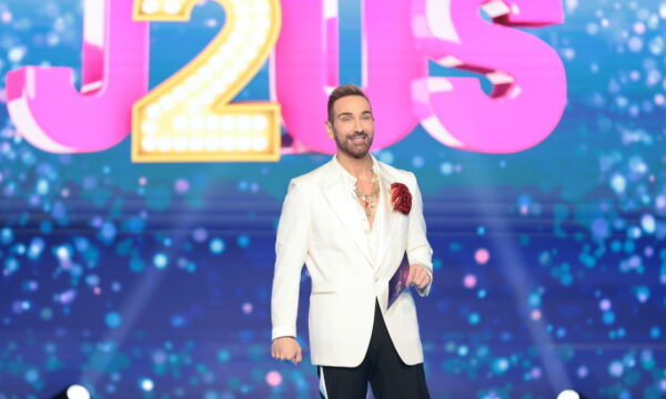 Tom Ford εμφάνιση στο J2US για τον Νίκο Κοκλώνη και κολιέ Anastasia Kessaris