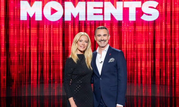 «Moments» με τη Ζέτα Μακρυπούλια: Η ζωή αγαπημένων ανθρώπων μέσα από καθοριστικές στιγμές