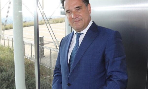 Άδωνις Γεωργιάδης: Επισκέφθηκε το νοσοκομείο «Ερυθρός Σταυρός» και χάρισε τριαντάφυλλα στις γυναίκες