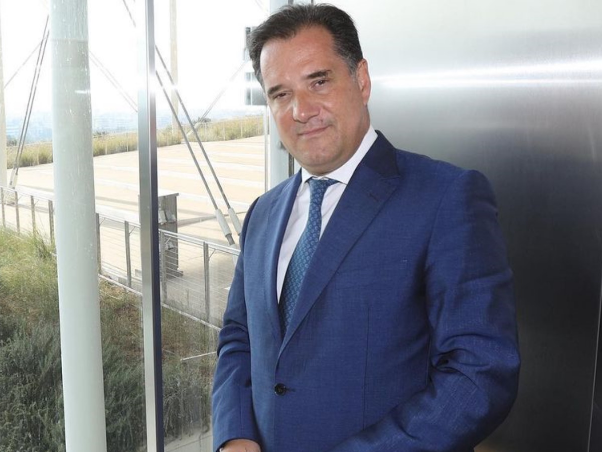 Άδωνις Γεωργιάδης: Επισκέφθηκε το νοσοκομείο «Ερυθρός Σταυρός» και χάρισε τριαντάφυλλα στις γυναίκες