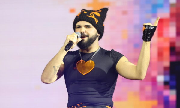 Akylas: Ο εκπρόσωπος της Eurovision 2026 με σοβαρή αμυγδαλίτιδα και υψηλό πυρετό