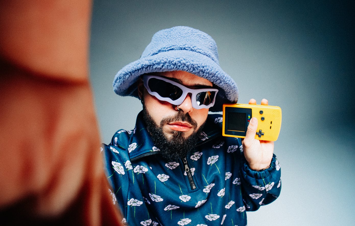 Πρώτες εικόνες από το βιντεοκλίπ του Ferto – Ο Akylas με νέο καπέλο – Δείτε το βίντεο