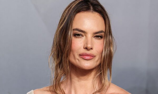Αλεσάντρα Αμπρόζιο: Πώς ένα απλό ponytail μεταμορφώνεται σε statement εμφάνιση για κάθε ώρα της ημέρας