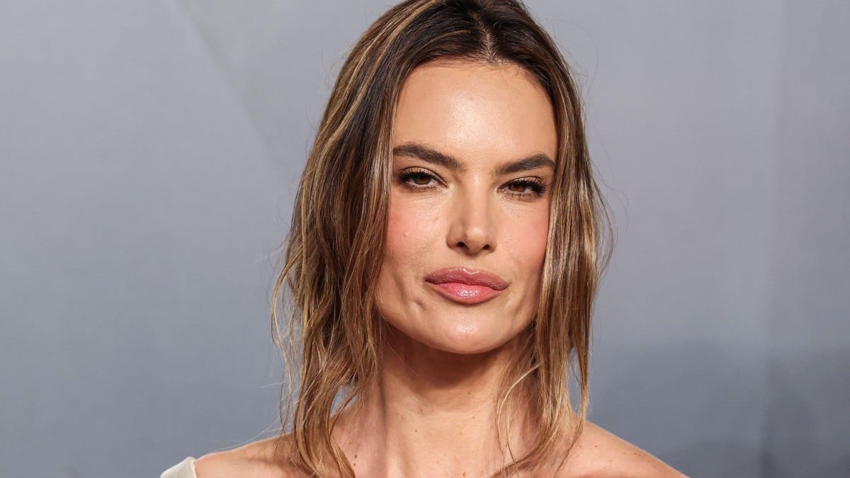 Αλεσάντρα Αμπρόζιο: Πώς ένα απλό ponytail μεταμορφώνεται σε statement εμφάνιση για κάθε ώρα της ημέρας