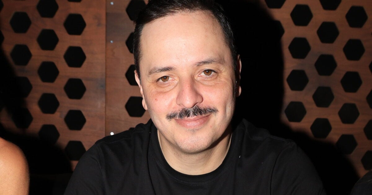 Αλέξανδρος Τσουβέλας: Η ασυνήθιστη αναφορά στη σύντροφό του και η αντίδραση του πατέρα του στον ρόλο της «Ραμόνας»