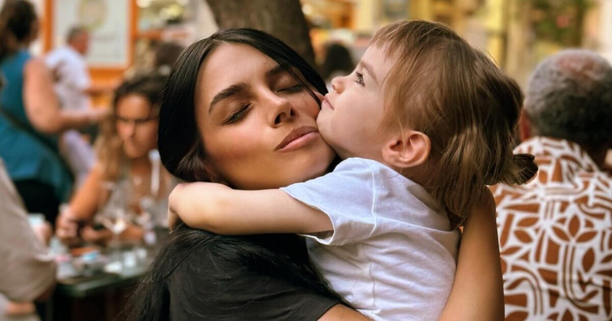 Άννα Μπεζάν: «Δεν ανατρέφω την κόρη μου για να είναι “καλό κορίτσι”, αλλά για να είναι ανεξάρτητη»