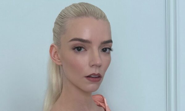 Anya Taylor – Joy: Με ένα νέο ρομαντικό beauty look που αξίζει να θυμάσαι για το Πάσχα