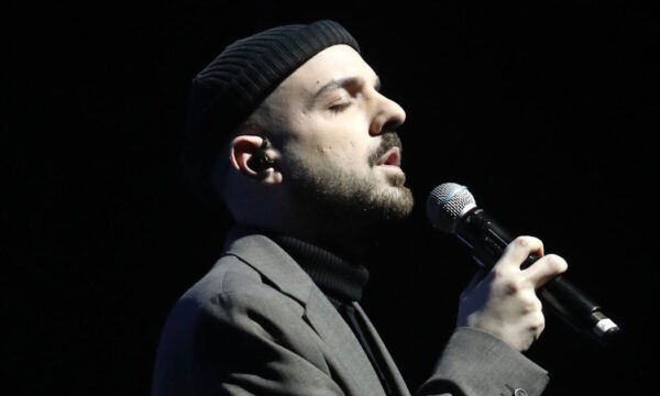 Ο Αpon παρουσιάζει το «Ρεμπέτικο» με απρόσμενο τραγούδι
