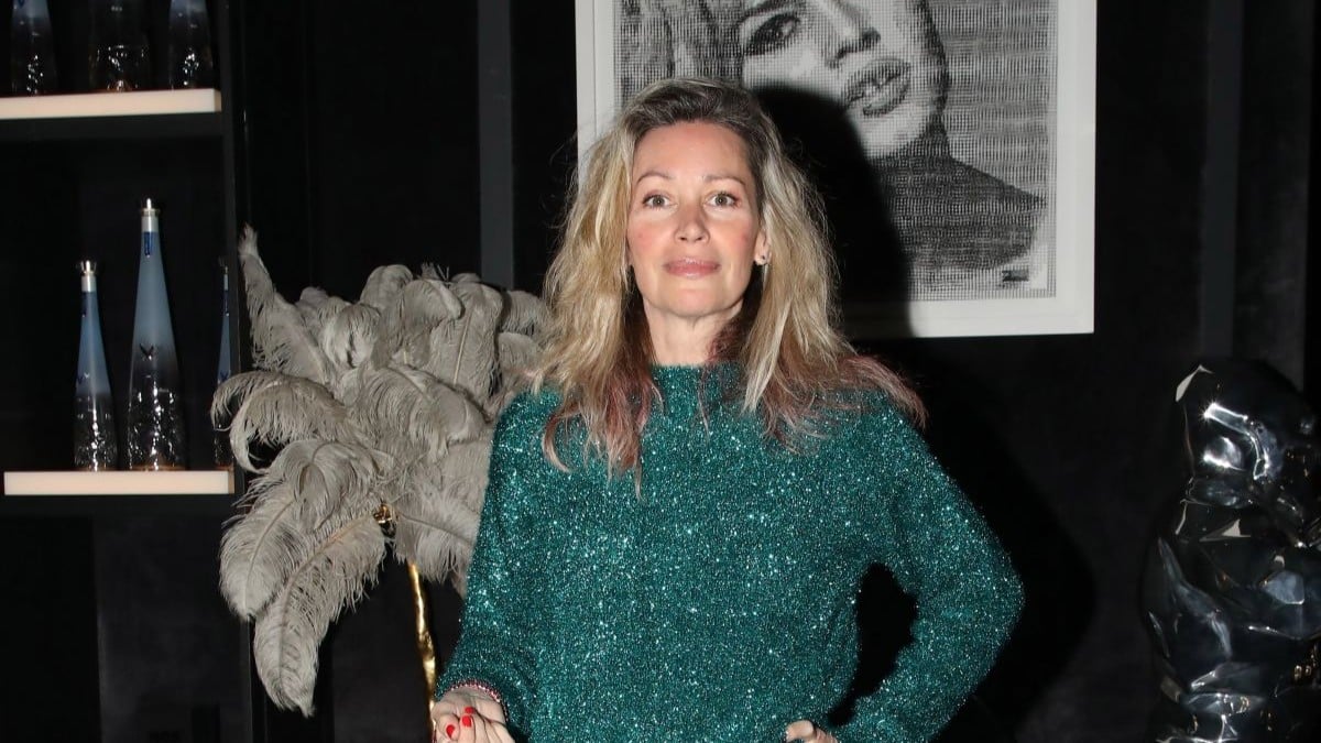 Άριελ Κωνσταντινίδη: Νυχτερινή εμφάνιση με καφέ δερμάτινη ολόσωμη φόρμα