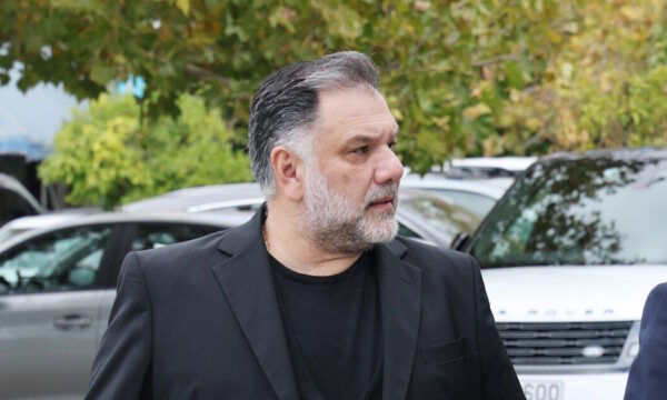 Γρηγόρης Αρναούτογλου: Εκφράζει οργή για τη στρατιωτική παρέλαση στο Σύνταγμα: «Όλος ο κόσμος παρακολουθεί και κανείς δεν έβαψε τις γραμμές»