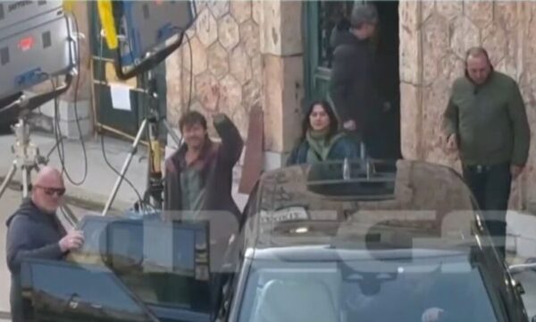 Μπραντ Πιτ: Πρώτες εικόνες από τα γυρίσματα στη Χαλκίδα – Η αποκάλυψη της Φαίης Σκορδά για το Δημαρχείο Αθηνών
