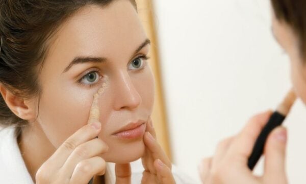 Concealer: 5 μυστικά για τέλεια εφαρμογή χωρίς να αναδεικνύει λεπτές γραμμές και ρυτίδες